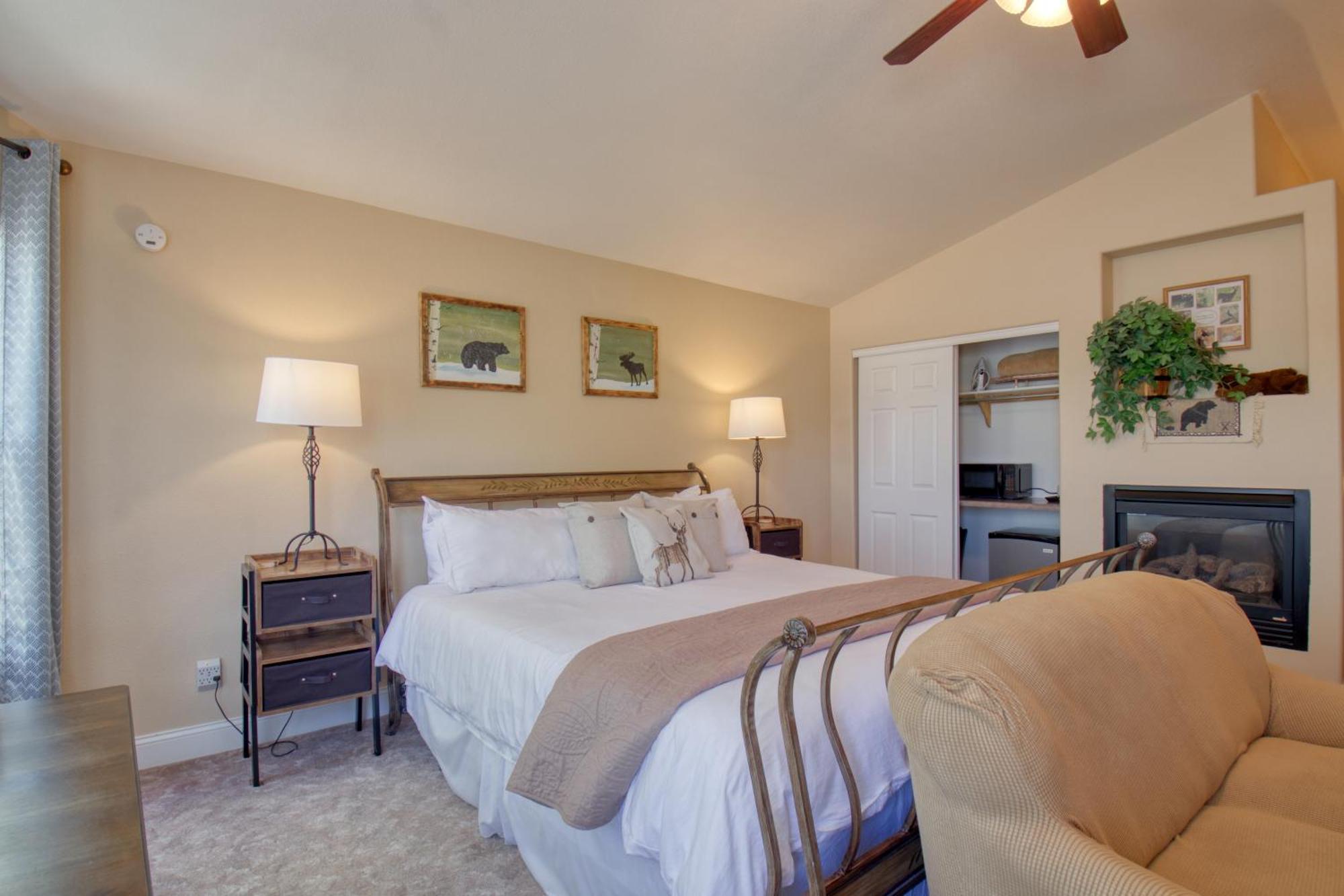 Castle Creek Manor Bed & Breakfast แกรนด์จังค์ชัน ภายนอก รูปภาพ